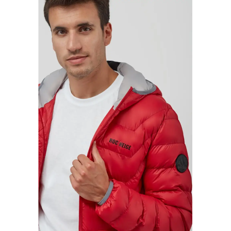 CHAQUETA CON CAPUCHA Y RELLENO SOSTENIBLE