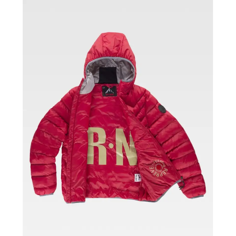 CHAQUETA CON CAPUCHA Y RELLENO SOSTENIBLE
