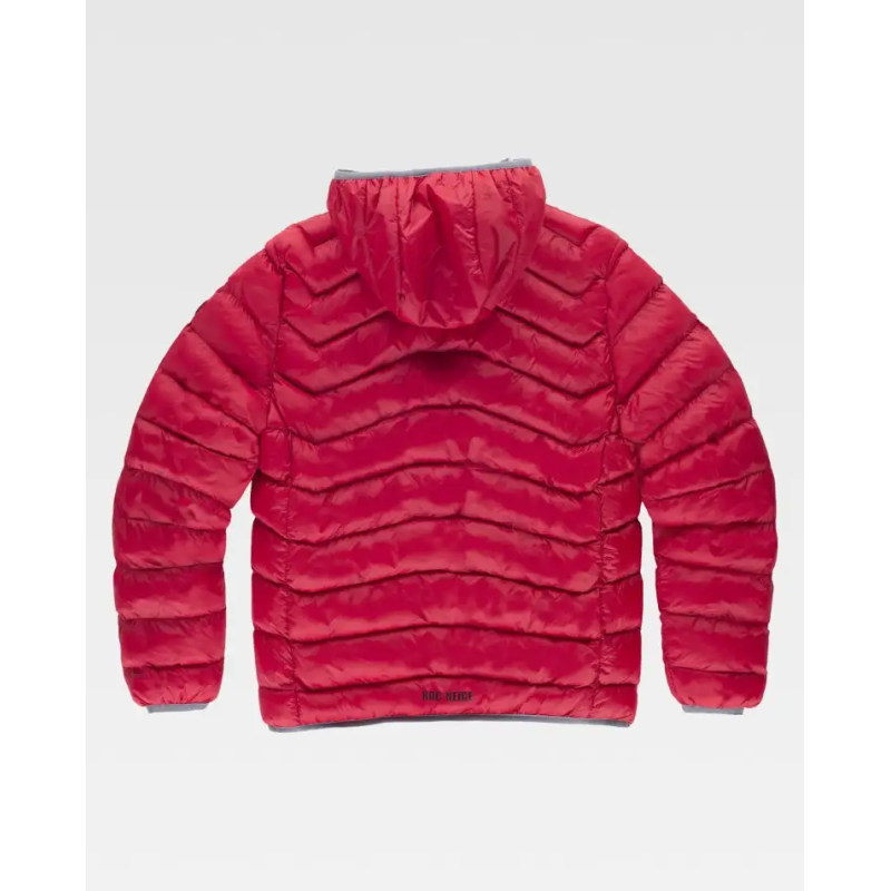 CHAQUETA CON CAPUCHA Y RELLENO SOSTENIBLE