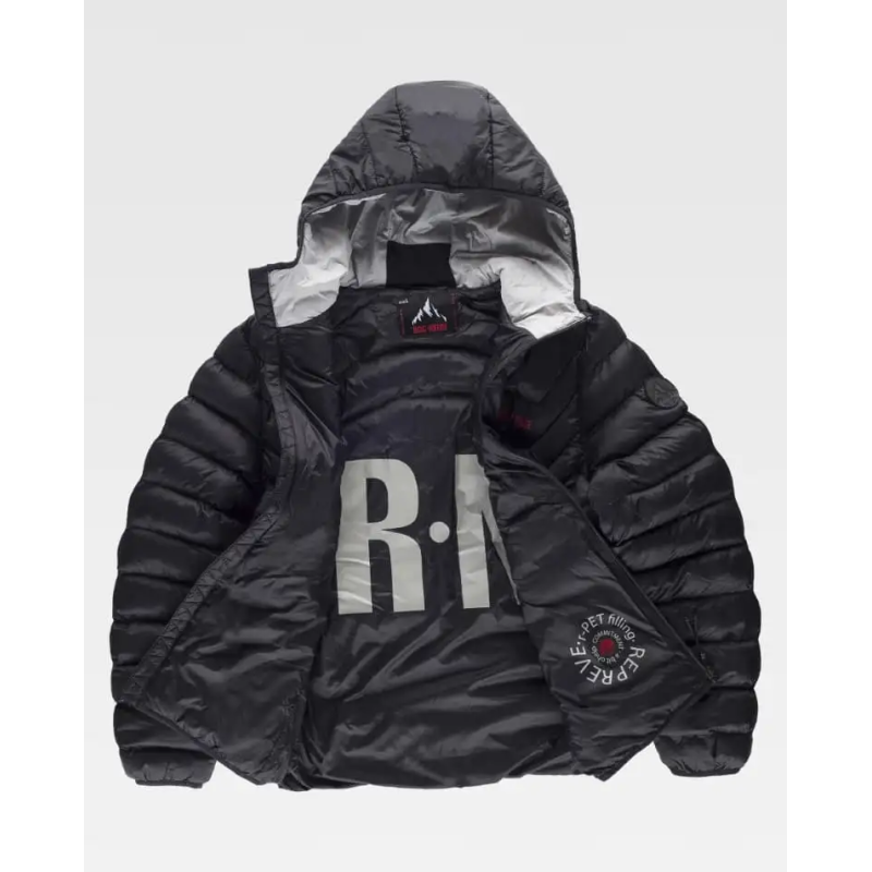 CHAQUETA CON CAPUCHA Y RELLENO SOSTENIBLE