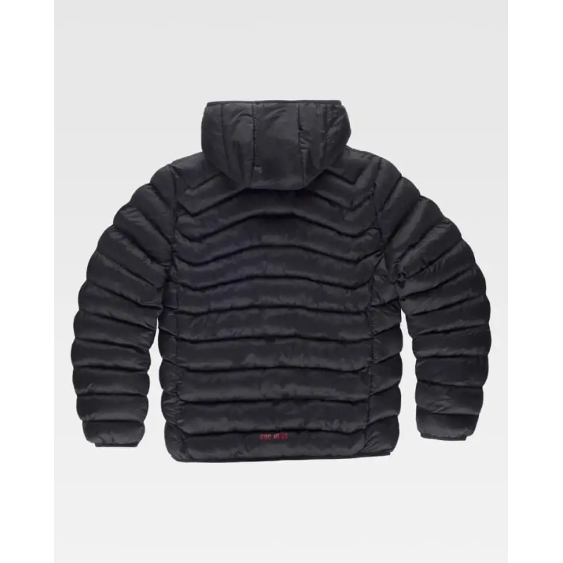 CHAQUETA CON CAPUCHA Y RELLENO SOSTENIBLE