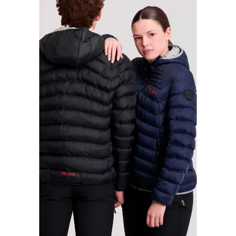 CHAQUETA CON CAPUCHA Y RELLENO SOSTENIBLE
