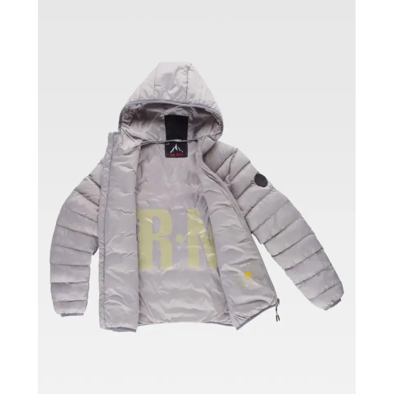 CHAQUETA CON CAPUCHA Y RELLENO SOSTENIBLE