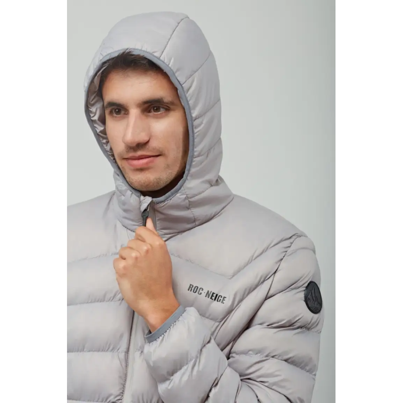 CHAQUETA CON CAPUCHA Y RELLENO SOSTENIBLE