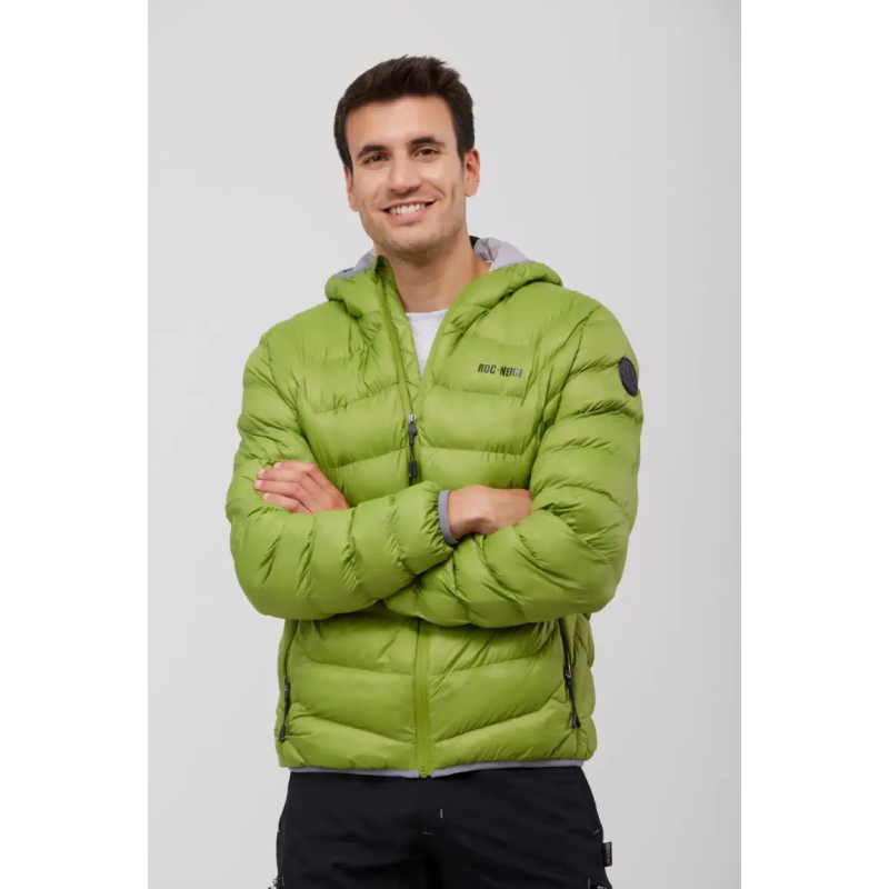 CHAQUETA CON CAPUCHA Y RELLENO SOSTENIBLE