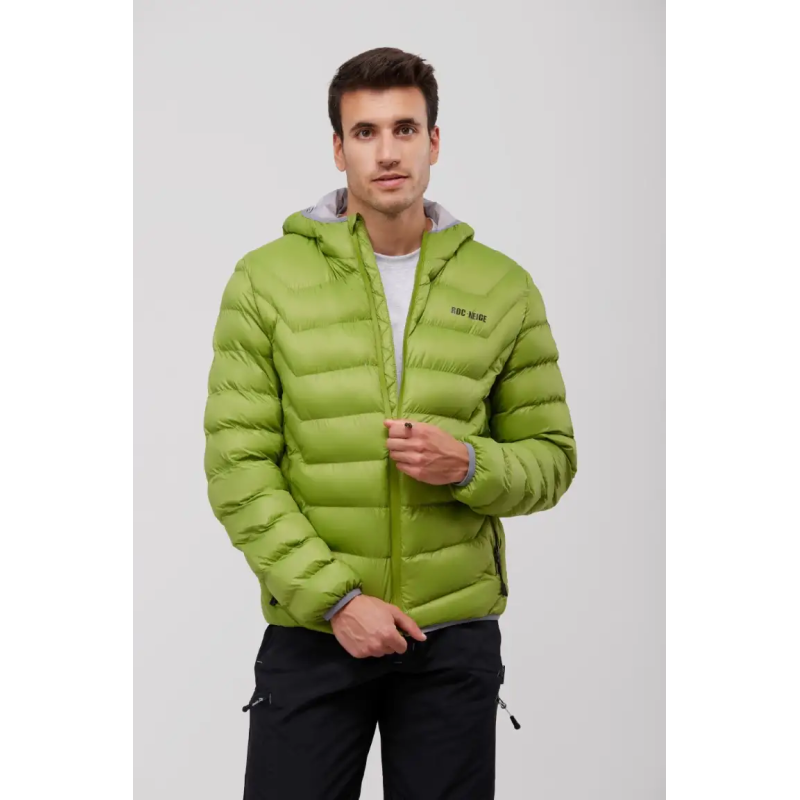 CHAQUETA CON CAPUCHA Y RELLENO SOSTENIBLE