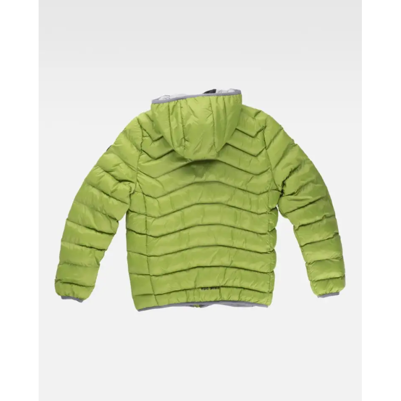 CHAQUETA CON CAPUCHA Y RELLENO SOSTENIBLE