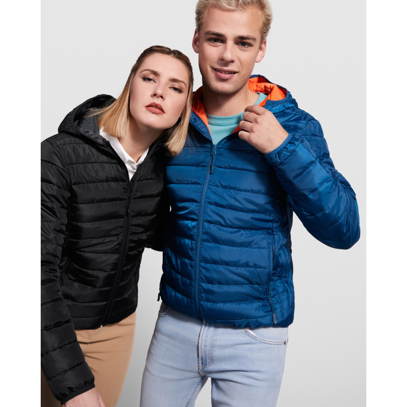 CHAQUETA HOMBRE TIPO PLUMA CON CAPUCHA