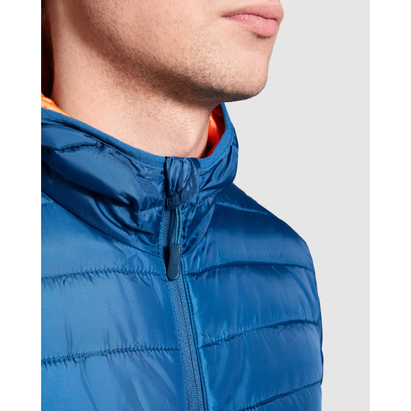 CHAQUETA HOMBRE TIPO PLUMA CON CAPUCHA
