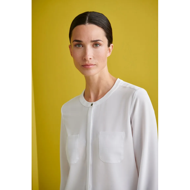 BLUSA CON BOLSILLOS Y CAIDA SUAVE
