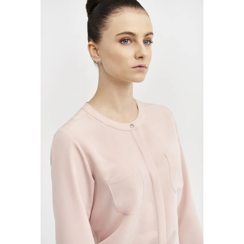 BLUSA CON BOLSILLOS Y CAIDA SUAVE
