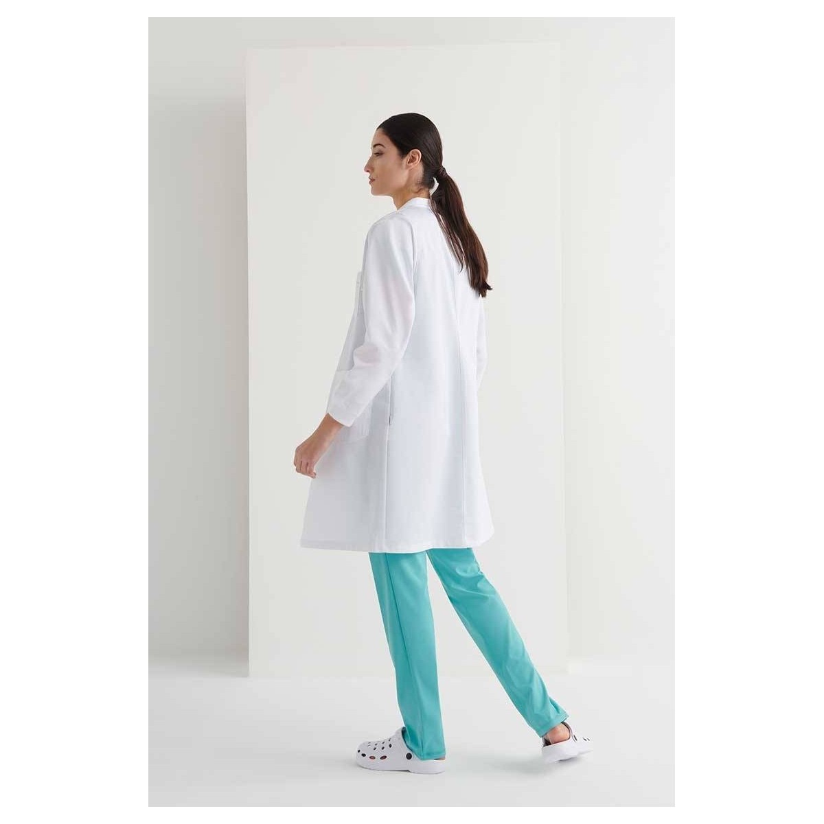BATA MUJER BLANCA CON BOTONES