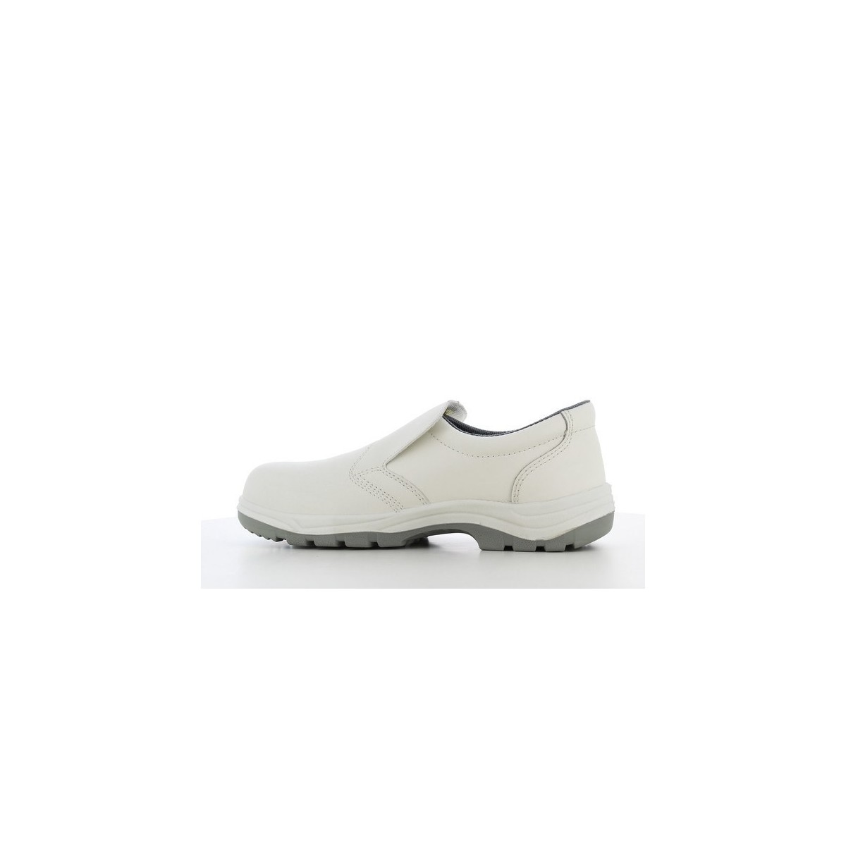 MOCASÍN ANTIDESLIZANTE CON PUNTERA
