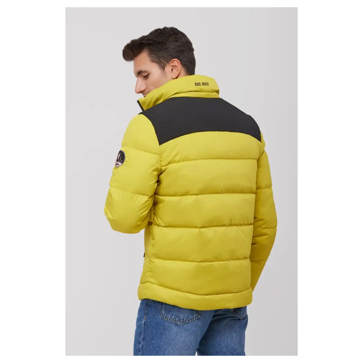 PARKA CON CAPUCHA Y RELLENO DE PLUMAS