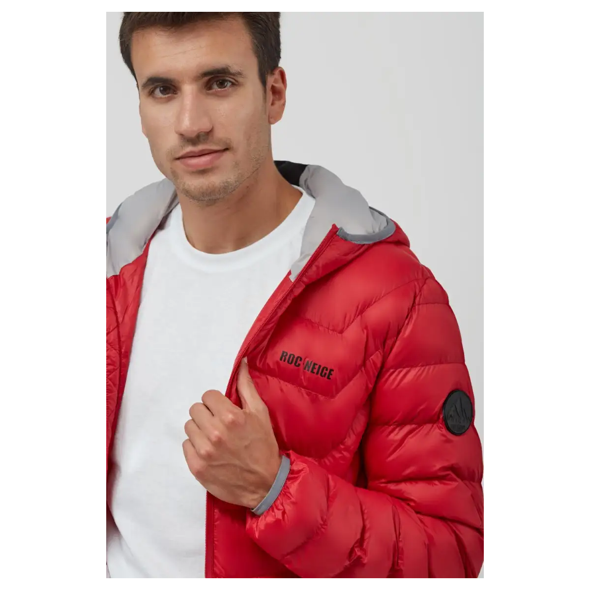 CHAQUETA CON CAPUCHA Y RELLENO SOSTENIBLE