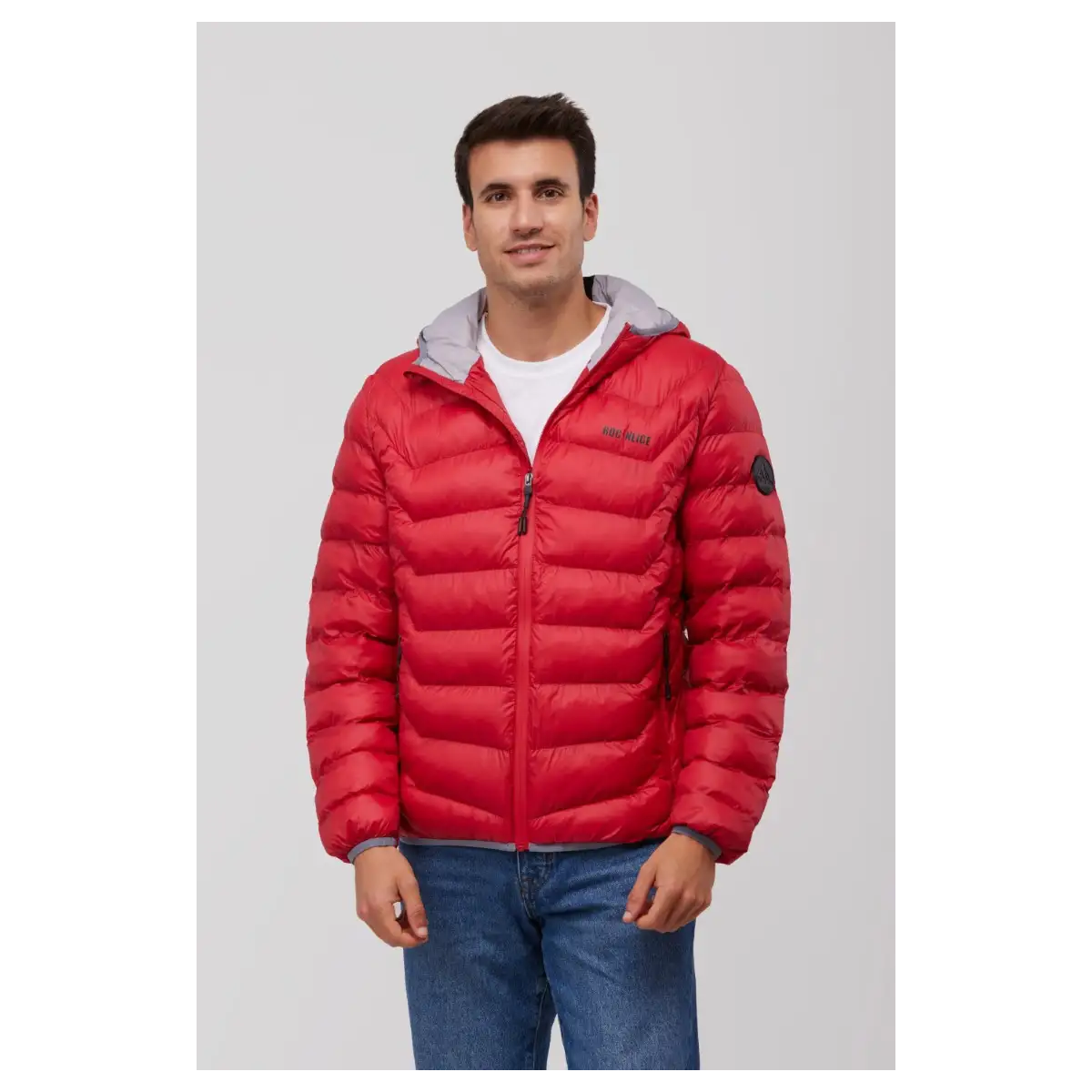 CHAQUETA CON CAPUCHA Y RELLENO SOSTENIBLE