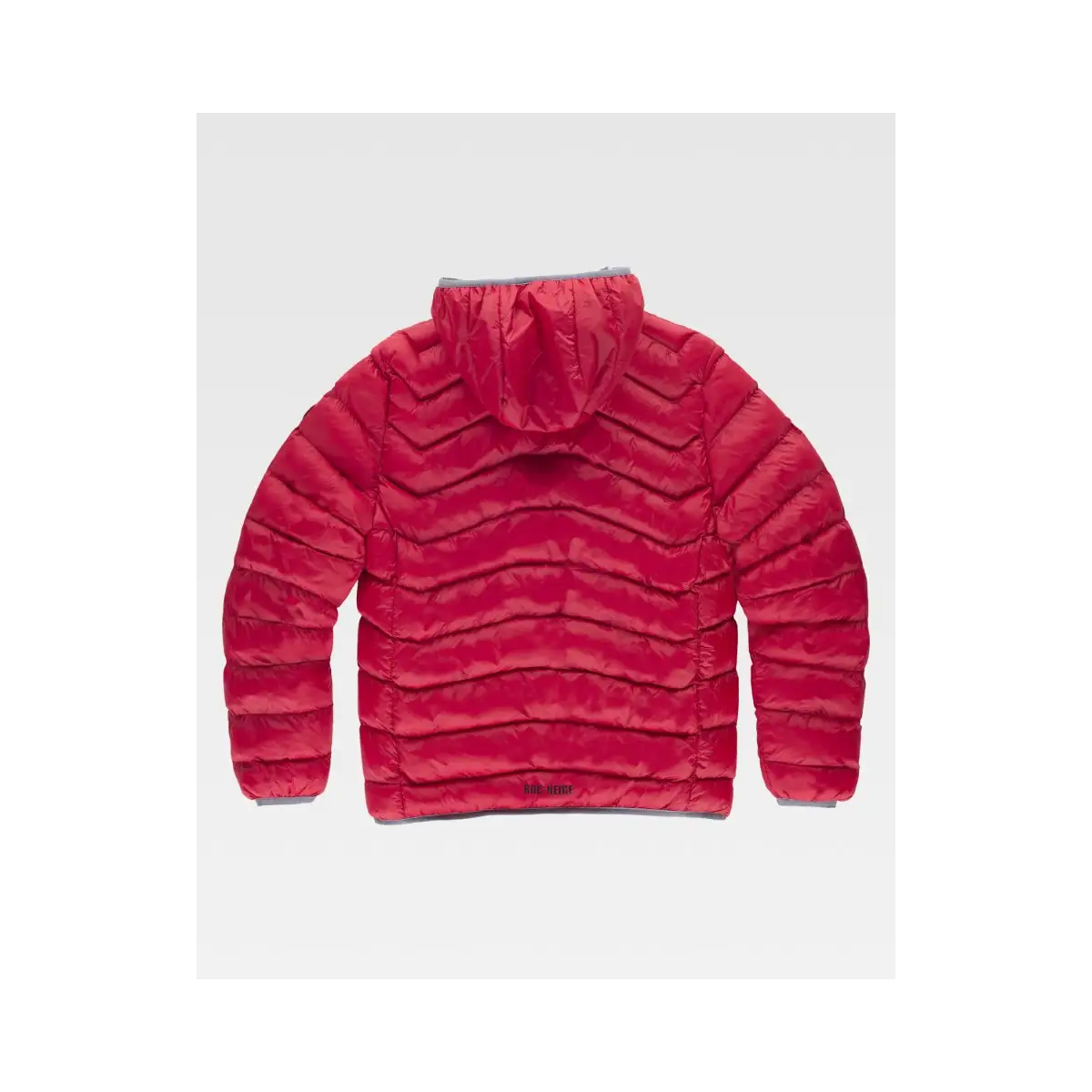 CHAQUETA CON CAPUCHA Y RELLENO SOSTENIBLE
