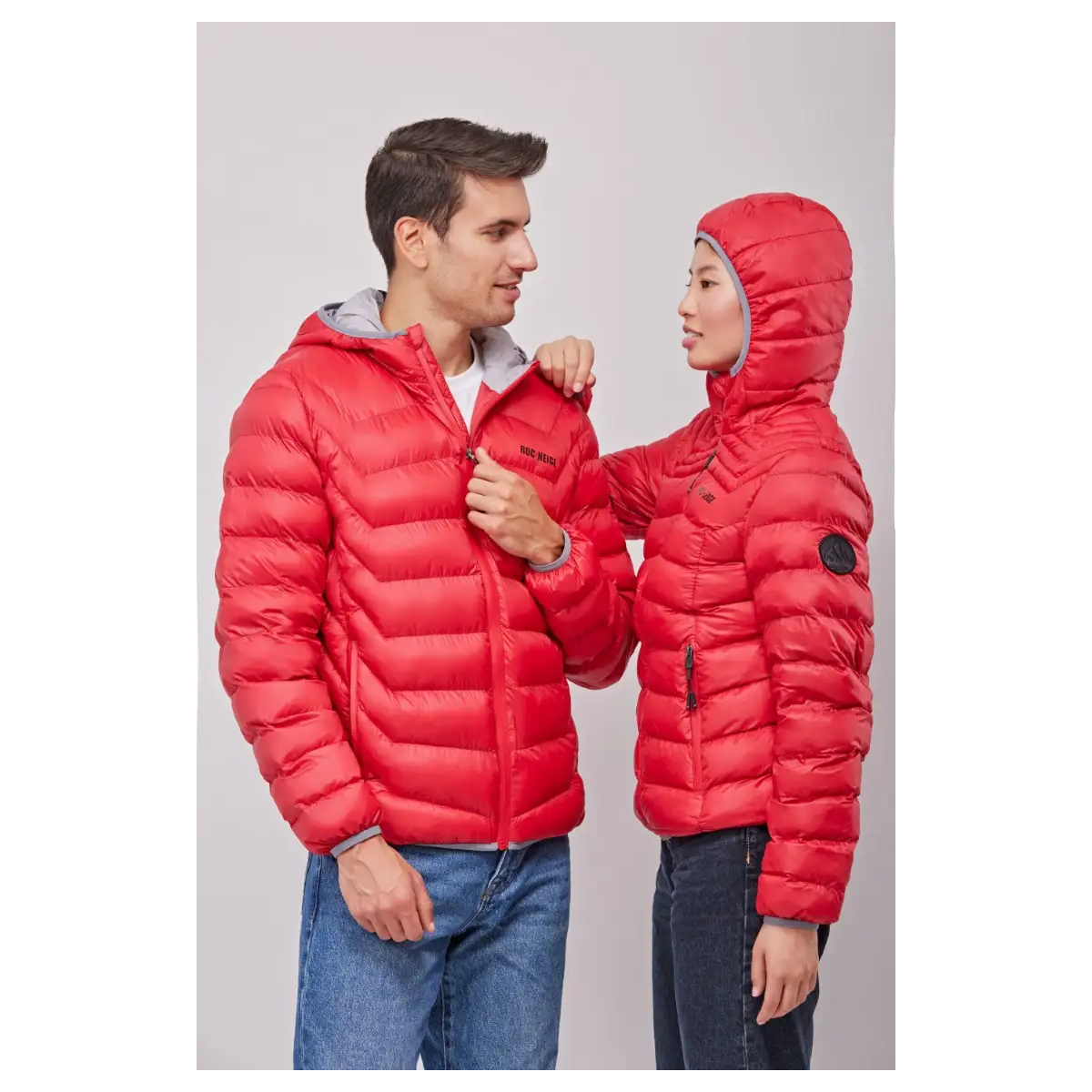 CHAQUETA CON CAPUCHA Y RELLENO SOSTENIBLE