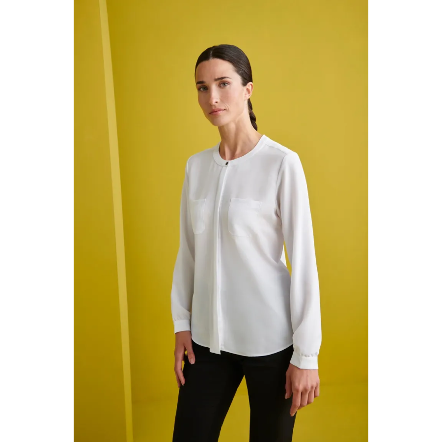 BLUSA CON BOLSILLOS Y CAIDA SUAVE BLANCO EJEMPLO DE USO