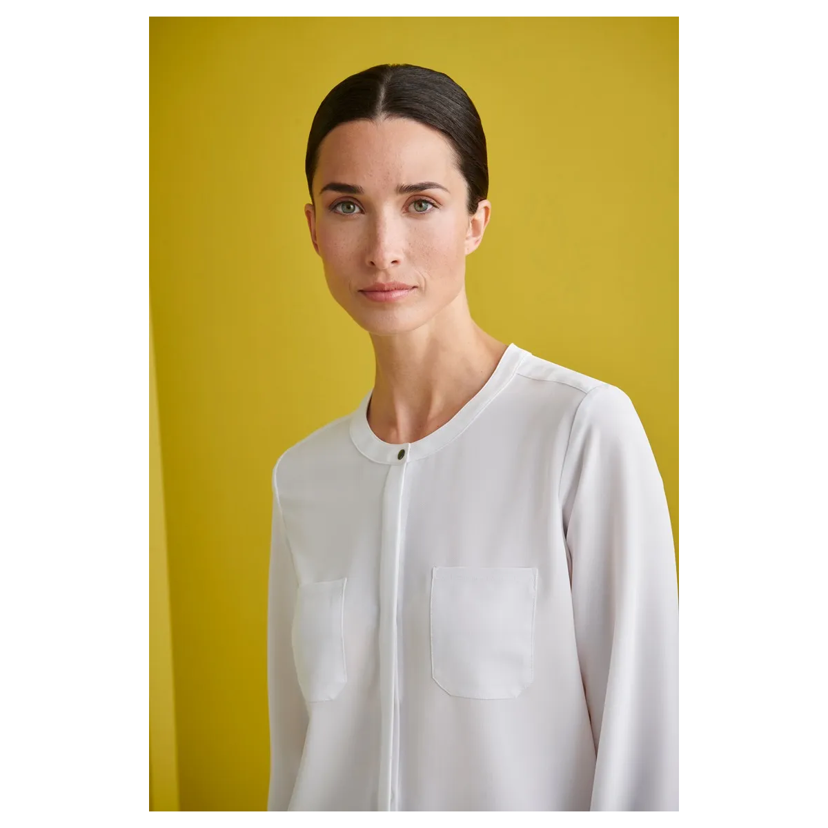 BLUSA CON BOLSILLOS Y CAIDA SUAVE