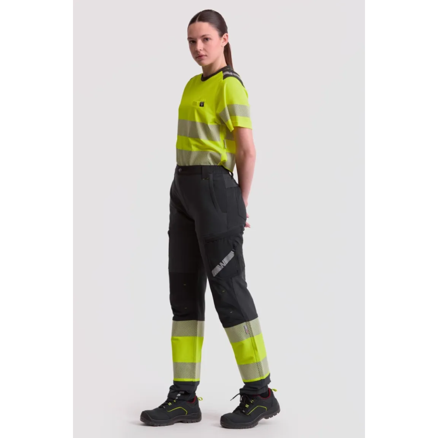 PANTALON TREKKING ALTA VISIBILIDAD GRIS AMARILLO EJEMPLO DE USO