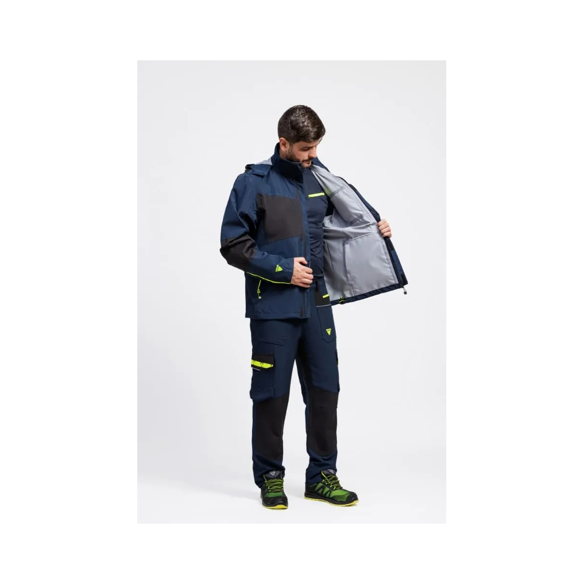 CHAQUETA IMPERMEABLE TRANSPIRABLE CON CAPUCHA