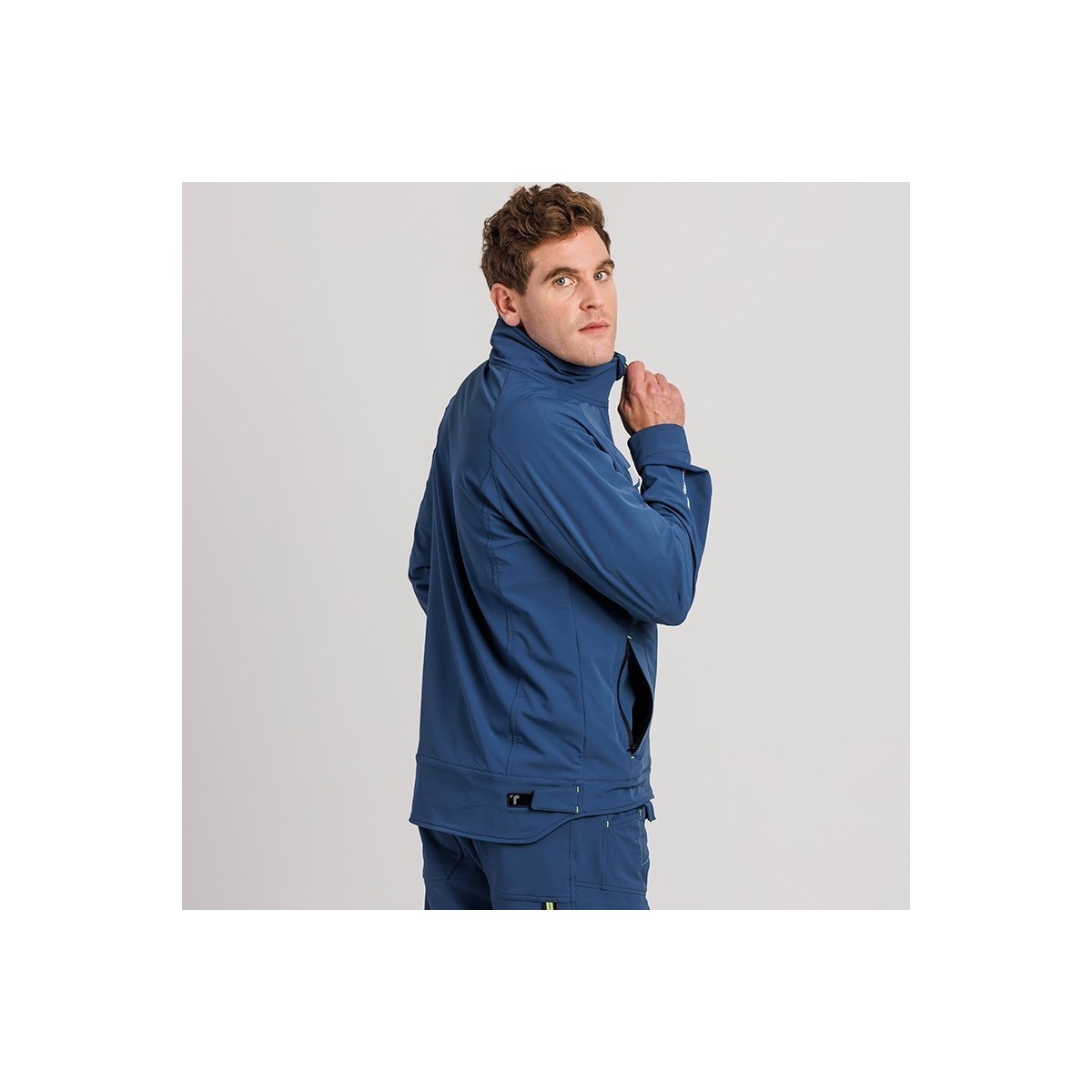 CHAQUETA TÉCNICA LIGERA CORTAVIENTOS
