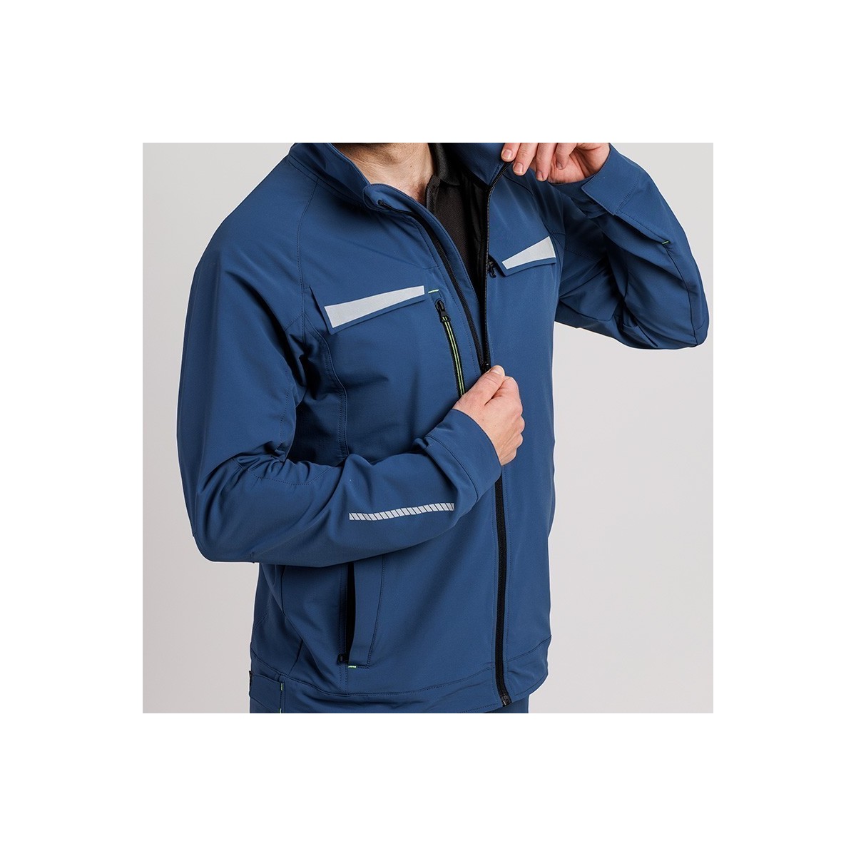 CHAQUETA TÉCNICA LIGERA CORTAVIENTOS