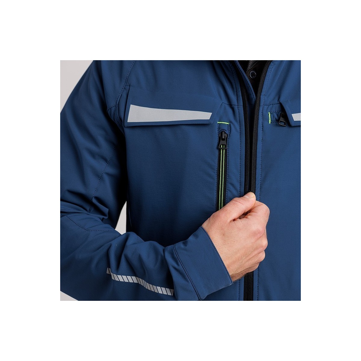 CHAQUETA TÉCNICA LIGERA CORTAVIENTOS