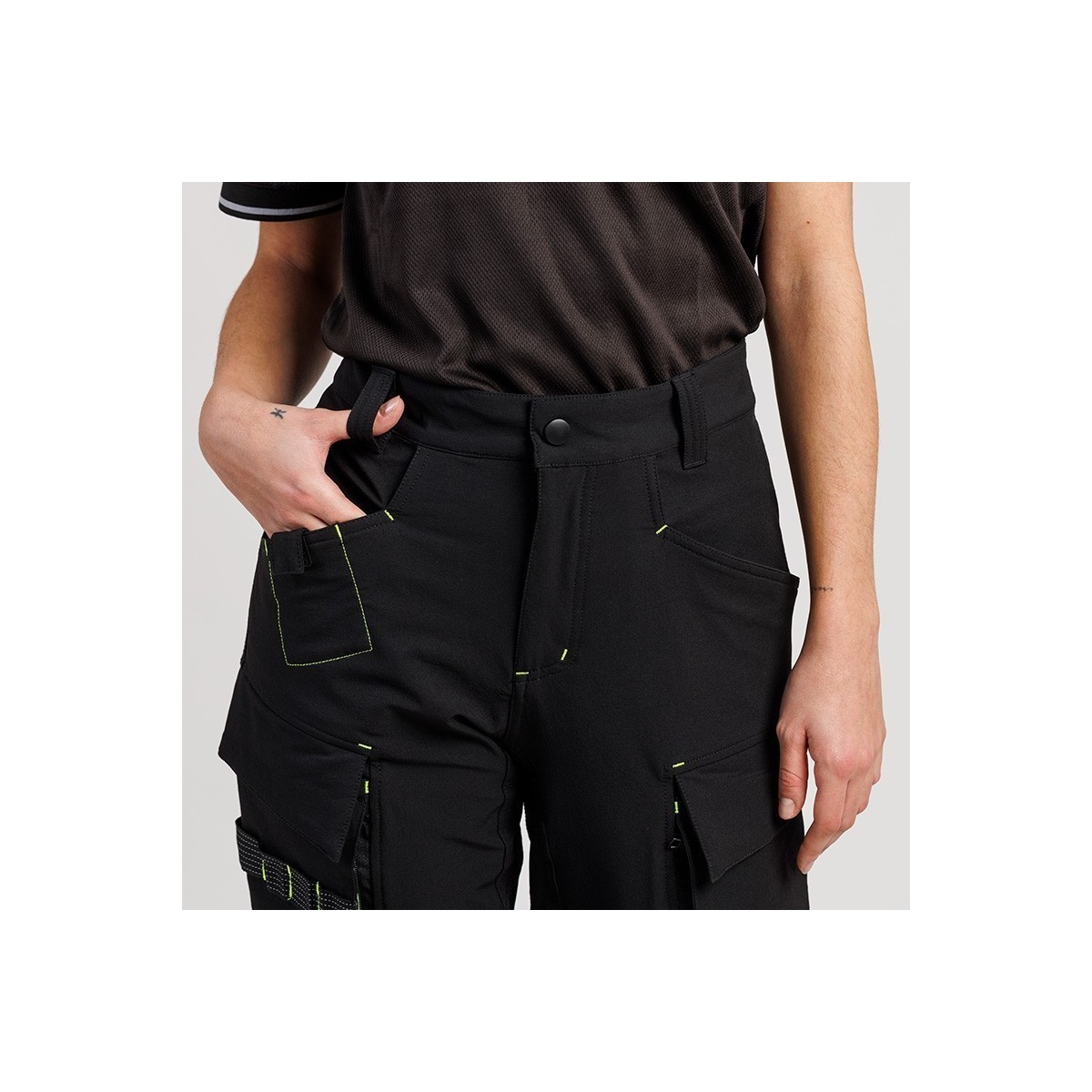 PANTALÓN TÉCNICO MULTIBOLSILLOS CORTAVIENTOS HIDRÓFUGO